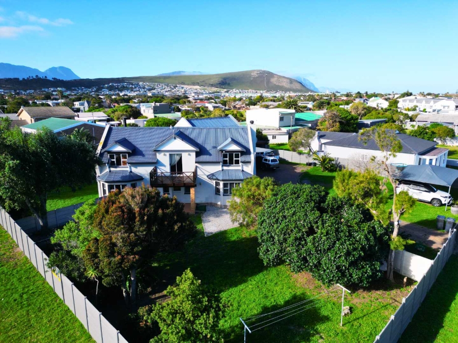 6 Bedroom Property for Sale in Sandbaai Western Cape
